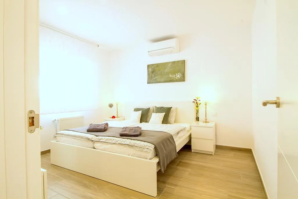 Leon Inmo Villa Palmera - 10337 Empuriabrava Spain