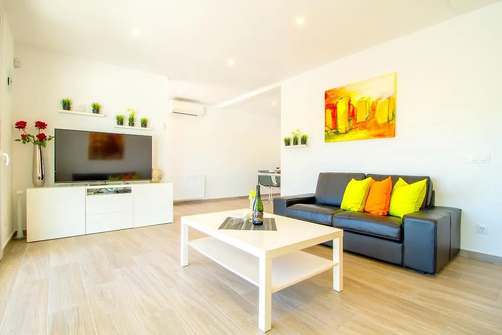 Leon Inmo Villa Palmera - 10337 Empuriabrava Spain